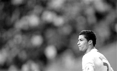 萨索洛前锋皮纳蒙蒂比赛时家中失窃，事发时孩子和保姆在家里（萨索洛射手皮纳蒙蒂比赛期间家中被盗，案发时孩子与保姆在屋内）