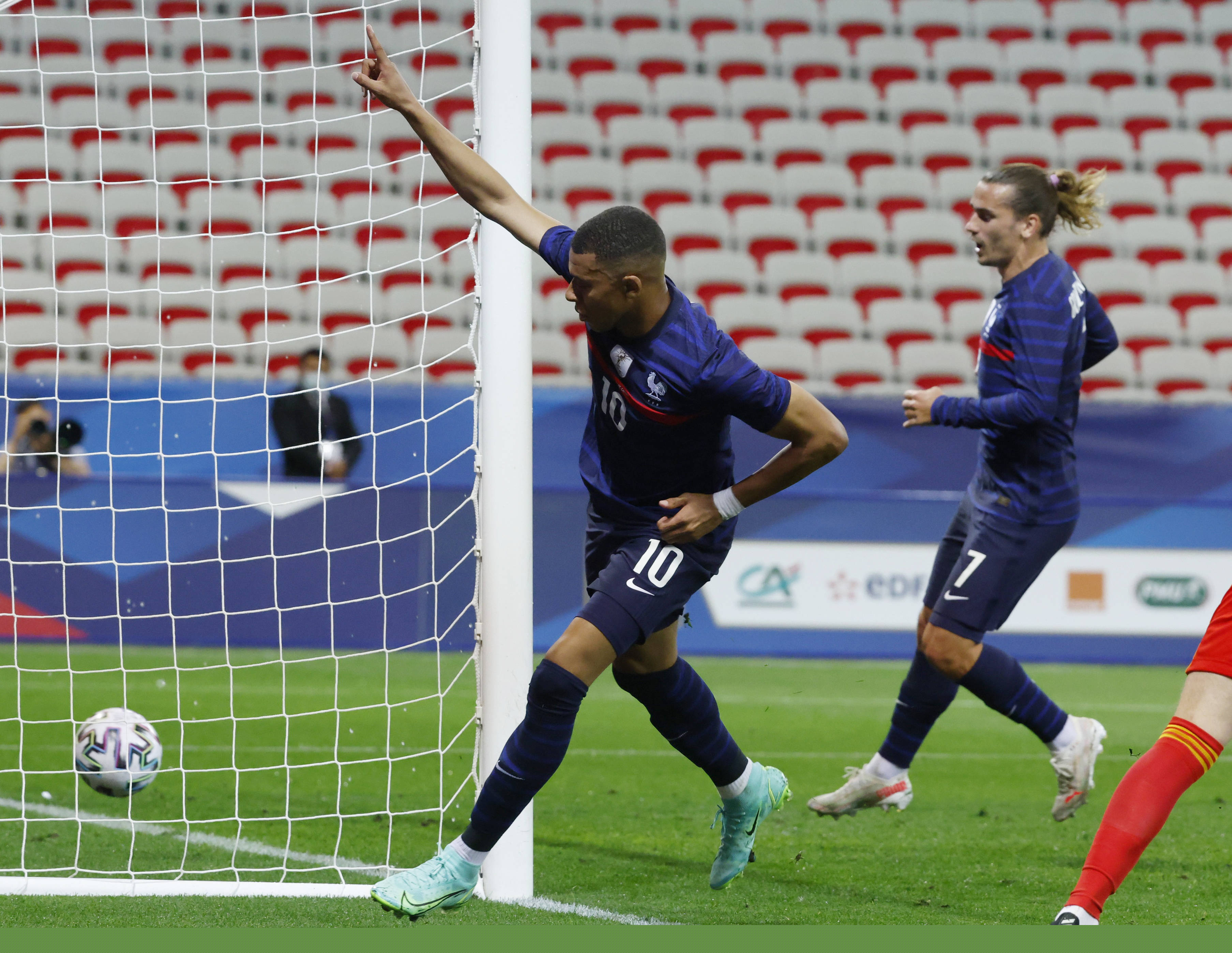 拉斯帕多里：巴萨与皇马都非常强大，但我觉得马竞同样出色（拉斯帕多里：巴萨皇马实力强劲，马竞同样不遑多让）